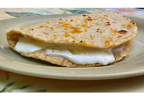 Quesadilla con tortilla recién hecha.